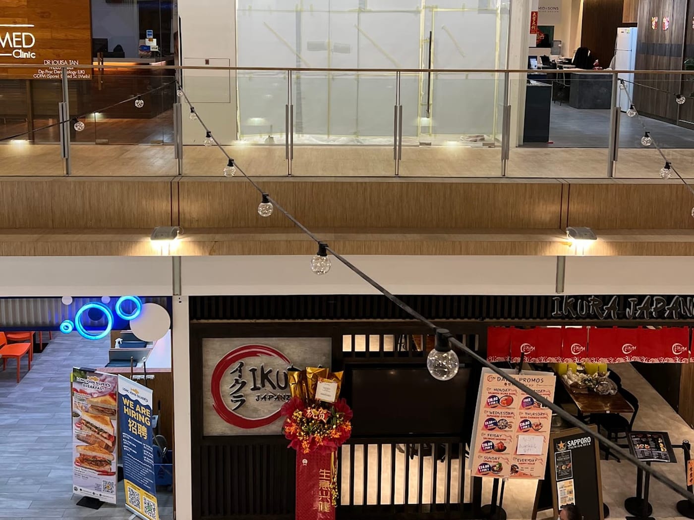 West Coast Plaza의 외관